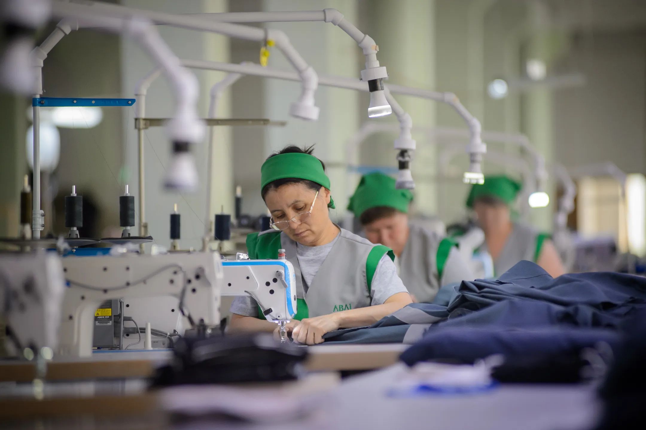 ABAI фабрикасының тігін цехы: пішу үстелдері және мата орамдары